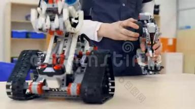 在机器人技术学校教室里测试机器人。 工程师教育理念。